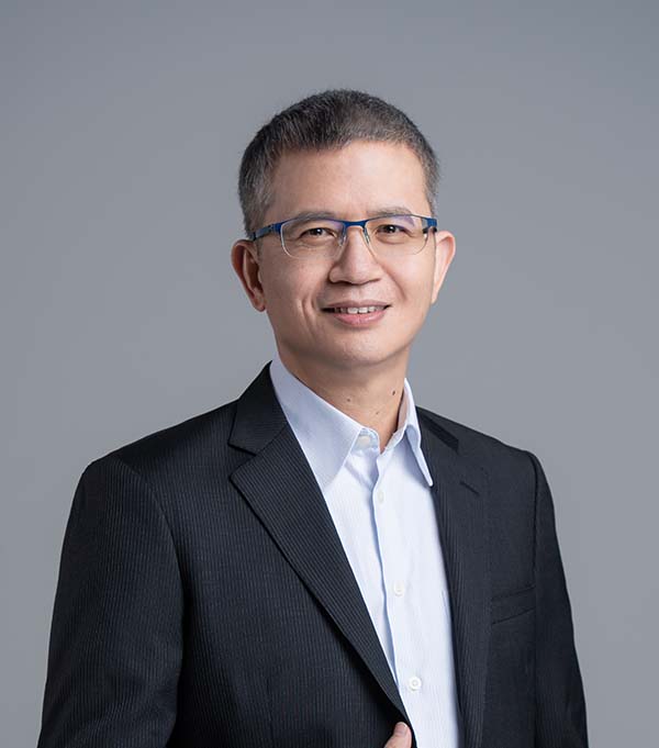 Max Cheng - 最高経営責任者（CEO）